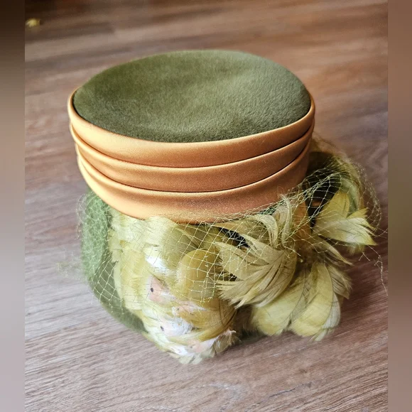 VINTAGE 1950s 60s GREEN VELVET PILLBOX HAT FEATHERS GOLD  display picture 2